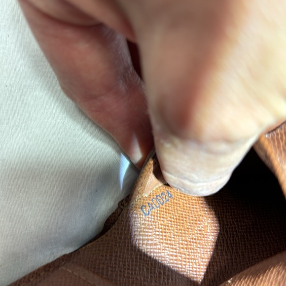 Louis Vuitton Monogrammed bi-fold wallet - Picture 11 of 13